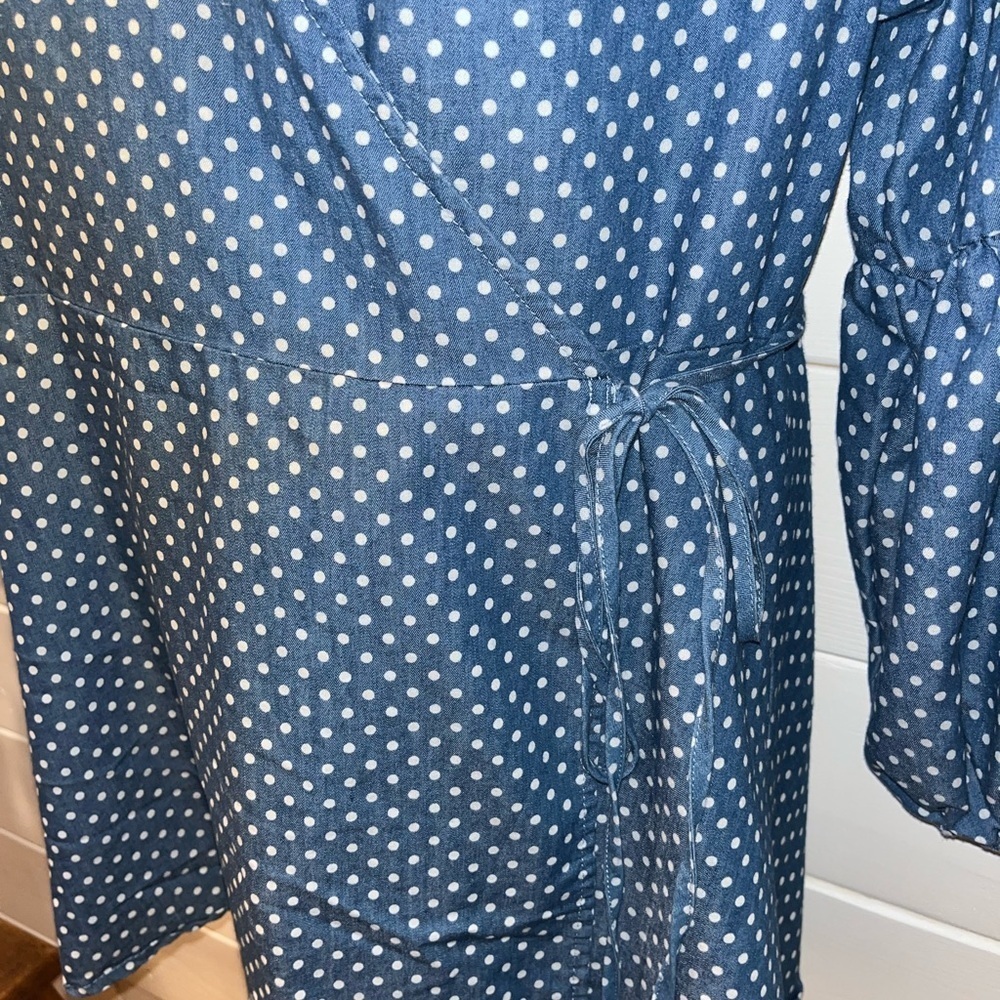 SUZANNE BETRO, beautiful denim blue and white polka dot crossover  blouse 2x - Picture 6 of 14